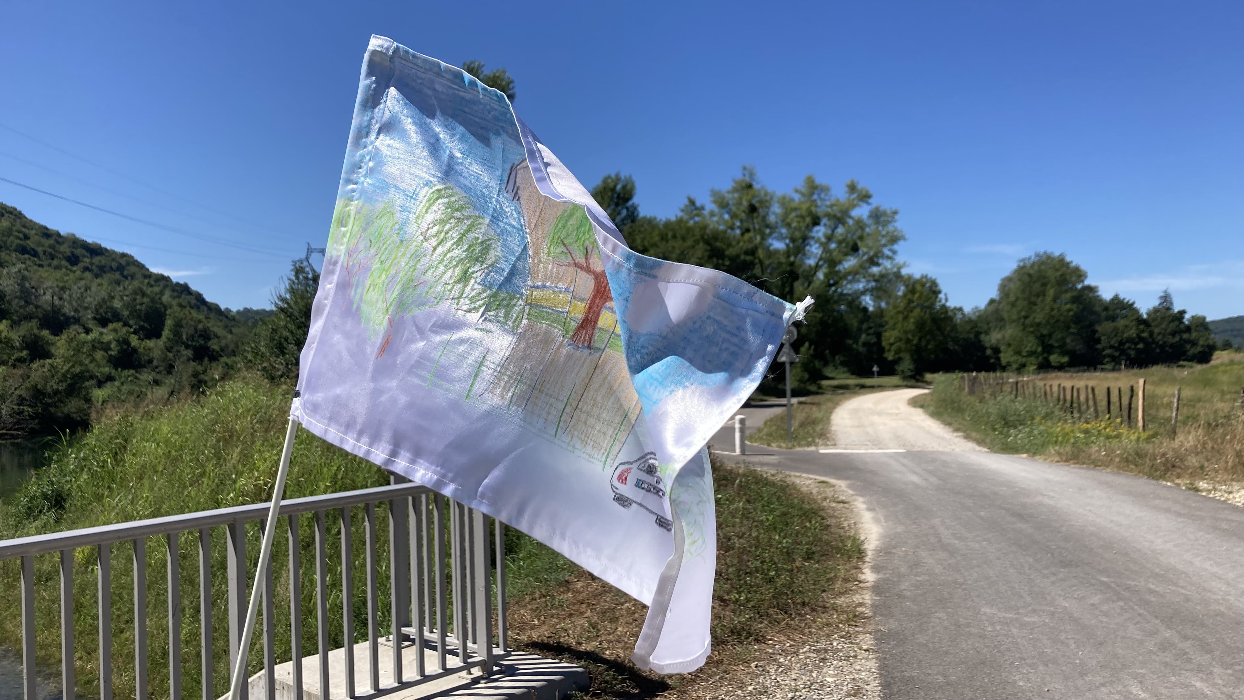 Volte-face, 2023-en cours, drapeaux en tissu, pastel gras, réalisé sur le chemin entre Lyon et Malus Rivus